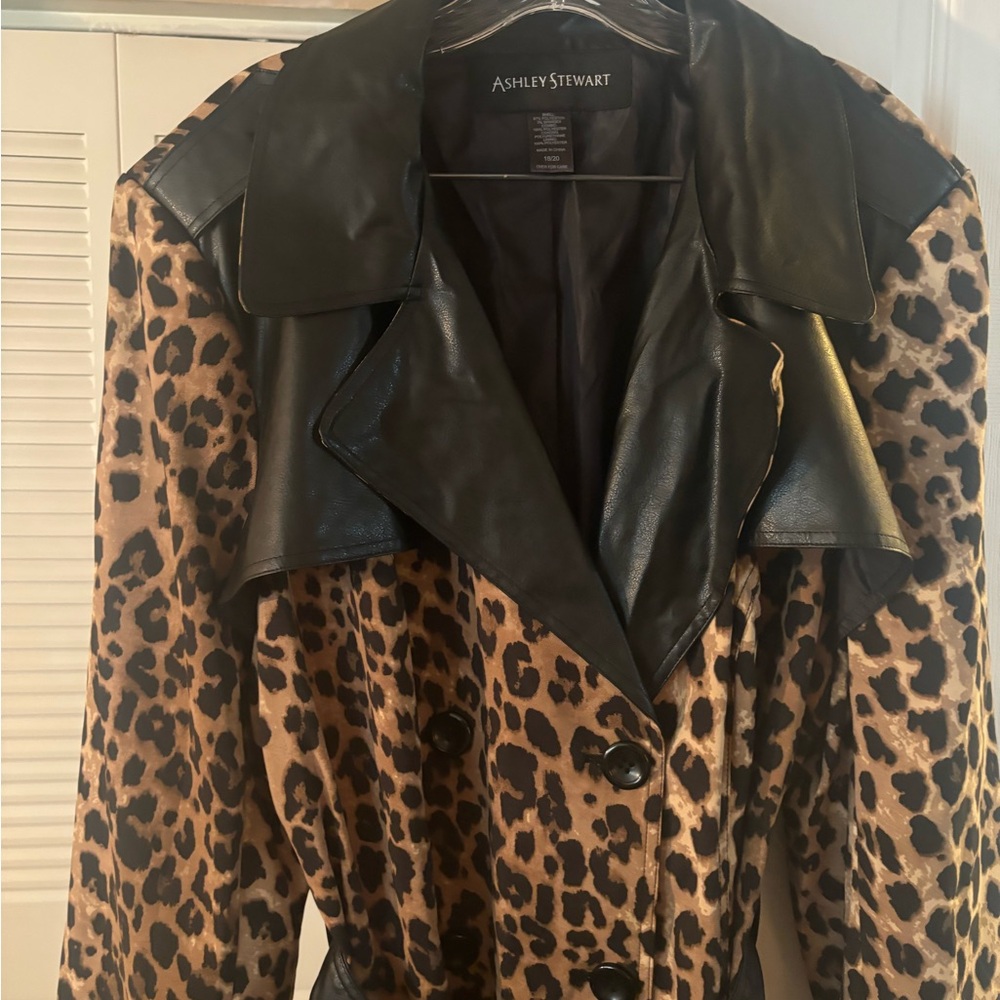 WOMEN LEOPARD TRENCHCOAT. - Picture 3 of 5